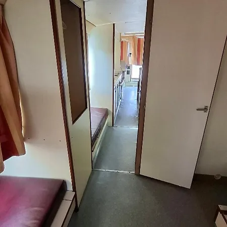 Hotel na wodzie Bateau Unique A Chenille-change - Jusqu'a 9 Personnes - Api-1-46-27 Châteauneuf-sur-Sarthe