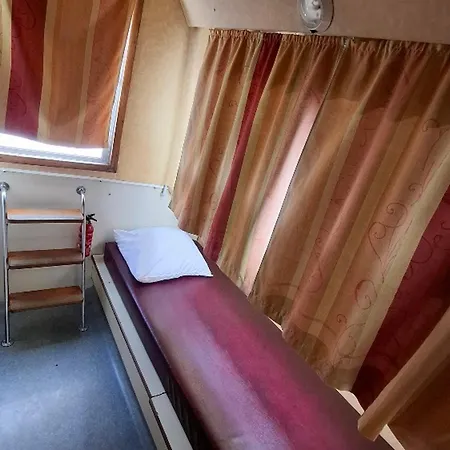 Bateau Unique A Chenille-change - Jusqu'a 9 Personnes - Api-1-46-27 Hotel na wodzie