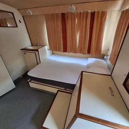 Bateau Unique A Chenille-change - Jusqu'a 9 Personnes - Api-1-46-27 *