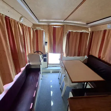 Bateau Unique à Chenillé-changé - Jusqu'à 9 Personnes - Api-1-46-27 *