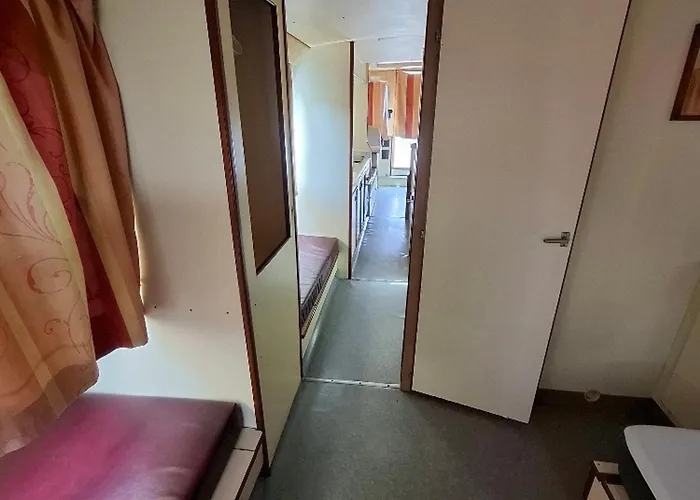 Hotel na wodzie Bateau Unique A Chenille-change - Jusqu'a 9 Personnes - Api-1-46-27 Châteauneuf-sur-Sarthe