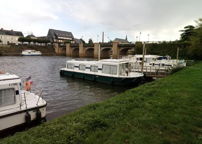 Hotel na wodzie Bateau Unique A Chenille-change - Jusqu'a 9 Personnes - Api-1-46-27 Châteauneuf-sur-Sarthe